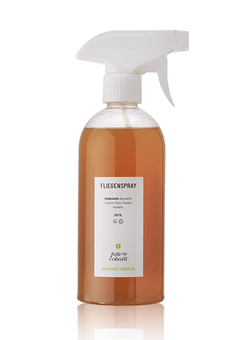 Fliegenspray in einer transparenten Flasche mit Sprühkopf, braune Flüssigkeit.