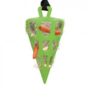 Grüner Futterspender in Form eines Kegels, gefüllt mit Heu und kleinen Karottenstücken.