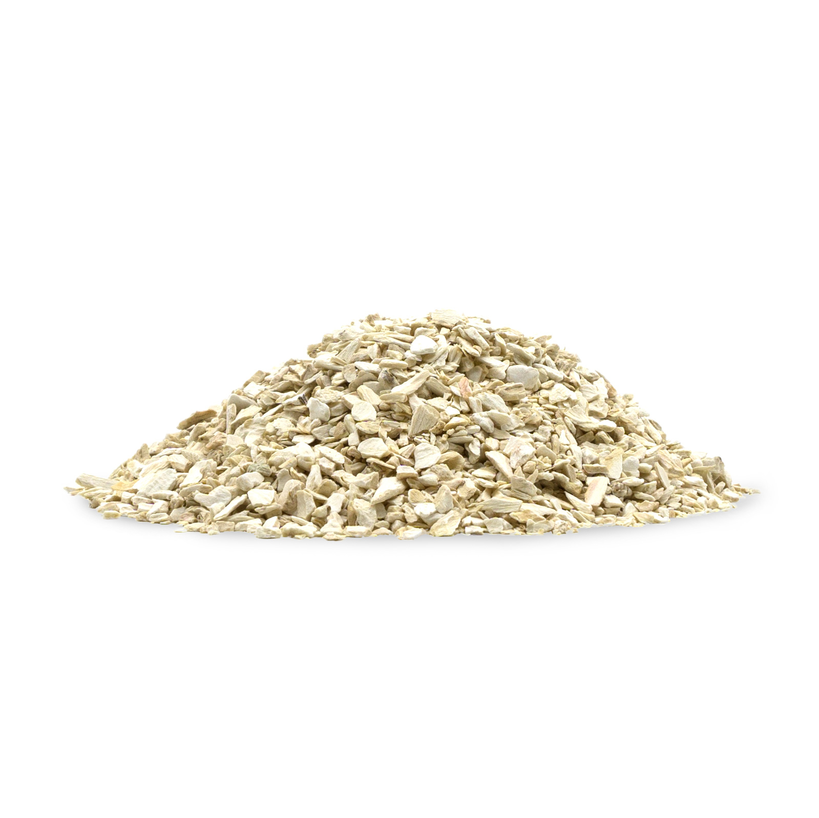 Kleine Menge geschnittener Meerrettichwurzel, getrocknet auf weißem Hintergrund.