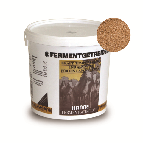 Weißer Eimer mit dem Aufdruck 'Kanne Fermentgetreide', enthält fermentiertes Getreide zur Unterstützung von Kraft und Ausdauer bei Tieren.