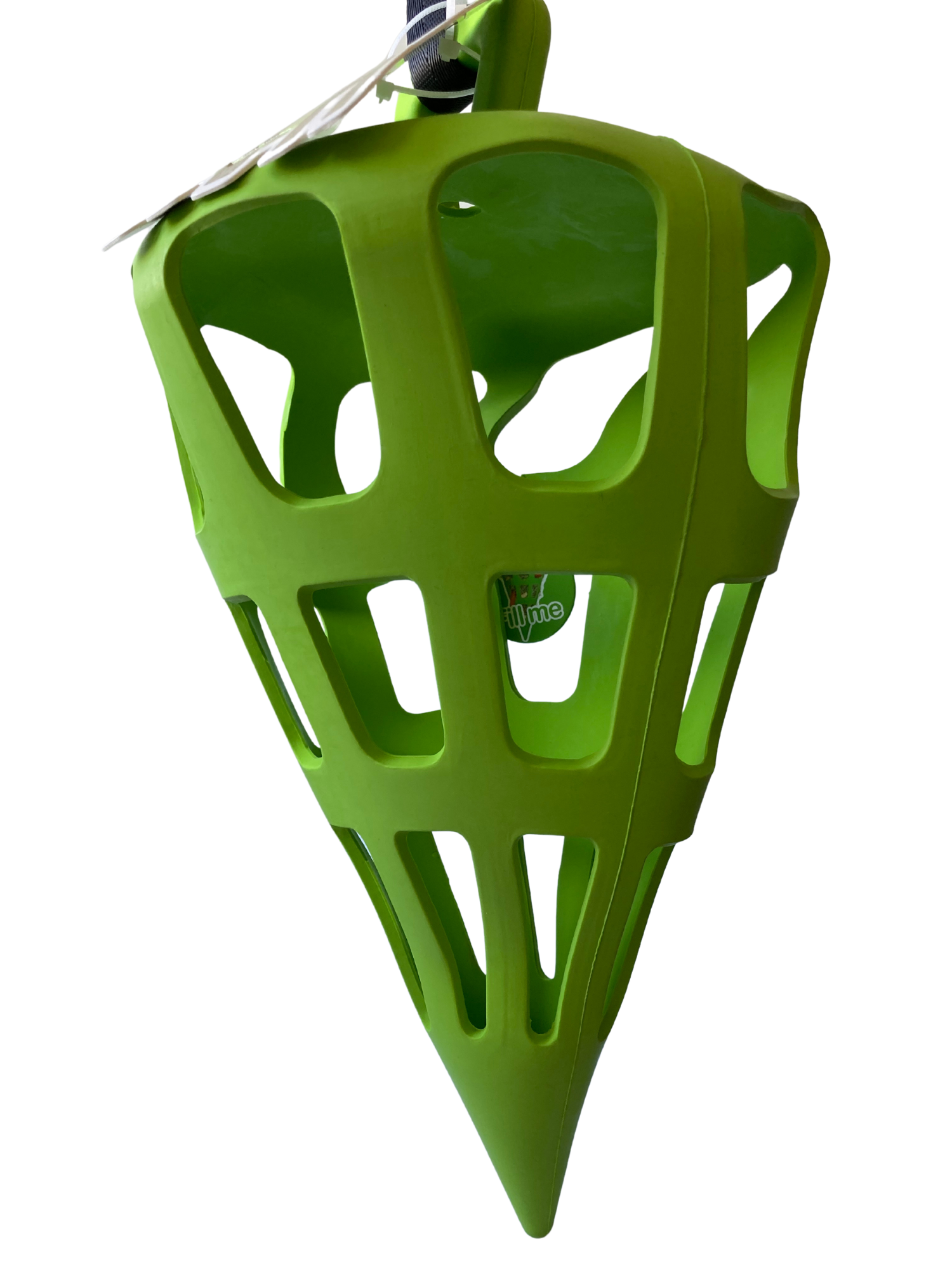 Grüner Futterspender in Form eines Kegels, gefüllt mit Heu und kleinen Karottenstücken.