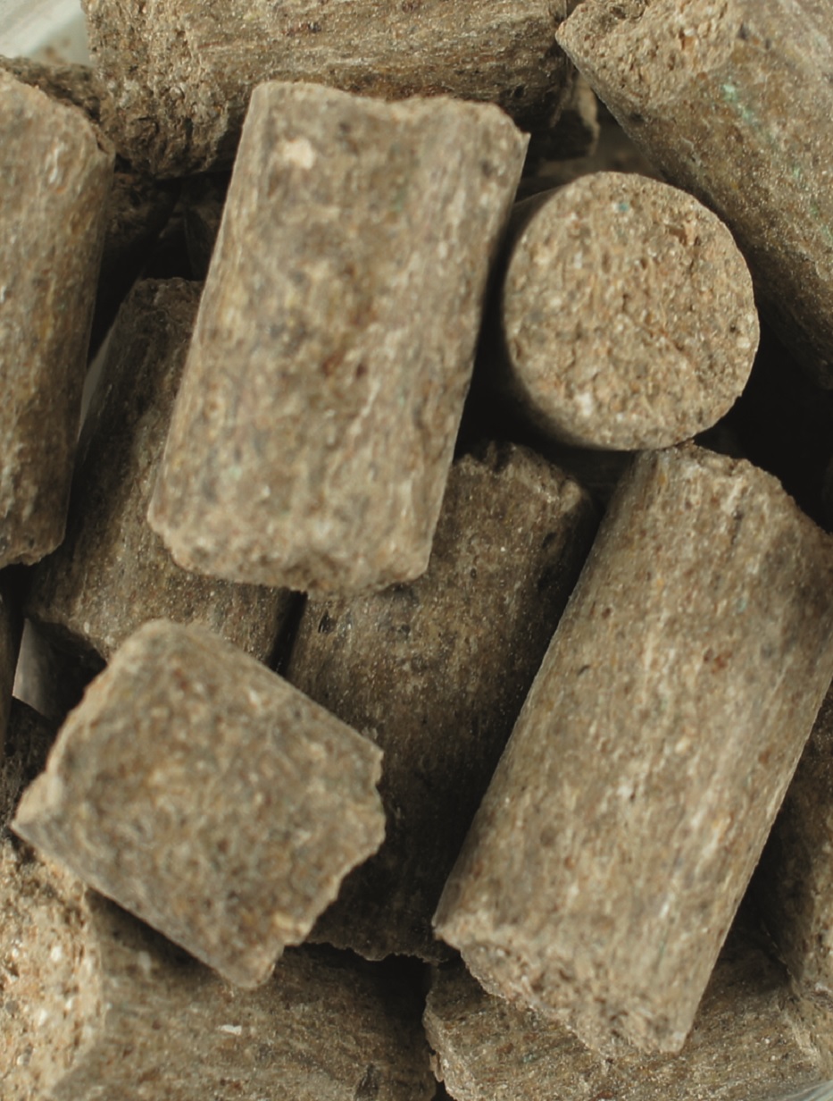 Braune, zylindrische Mineralfutter-Pellets für Pferde, grob gepresst