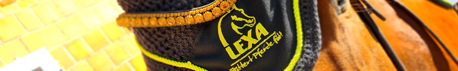 Logo von LEXA auf einem schwarzen und gelben Produkt, möglicherweise Sport- oder Outdoor-Ausrüstung.