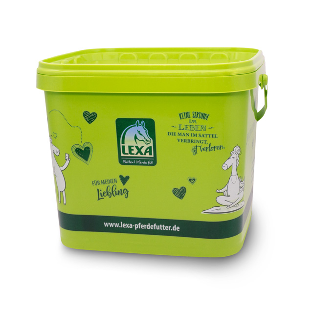 Grüner Eimer mit dem Logo von LEXA für Pferdefutter, mit Illustrationen von Pferden und Herzen.