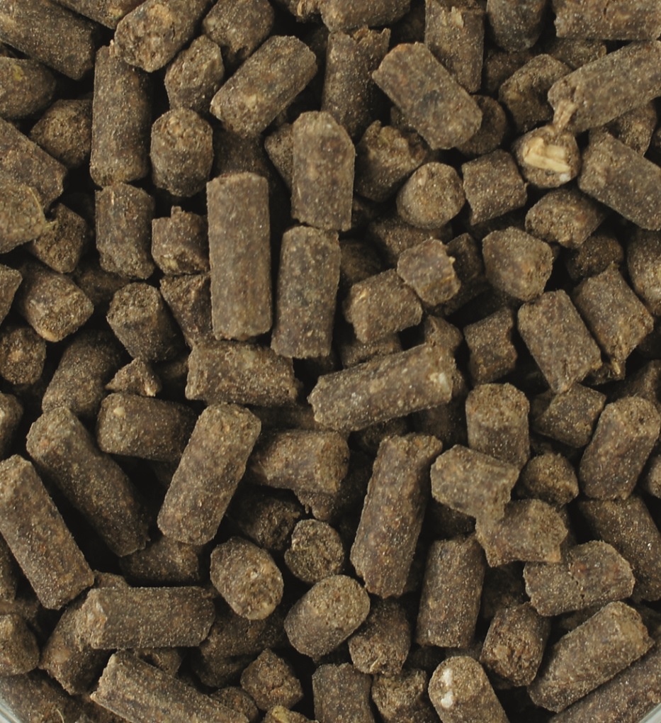 Braune Tierfutterpellets, unregelmäßig geformt, in verschiedenen Größen.