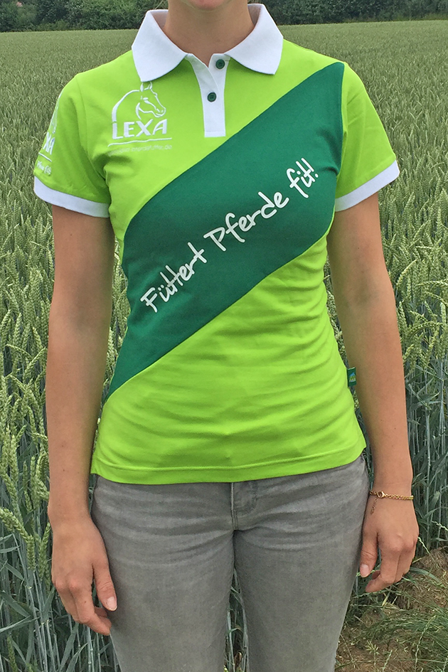 Frau trägt ein grünes Polohemd mit weißem Kragen und dem Text 'Füttert Pferde fit!' in geschwungener Schrift.