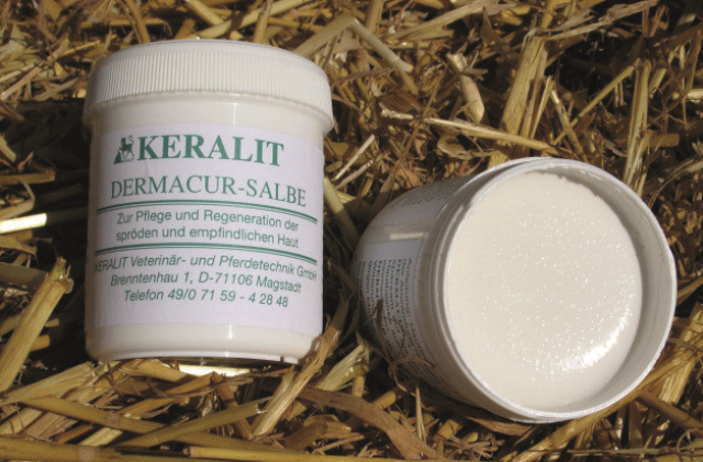 KERALIT Dermacur-Salbe in einem weißen Behälter, zur Pflege und Regeneration von spröder Haut.