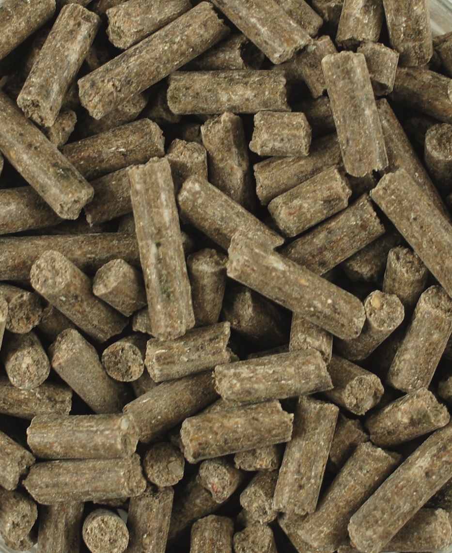 Braune, zylindrische Mineralfutter-Pellets für Pferde, grob gepresst