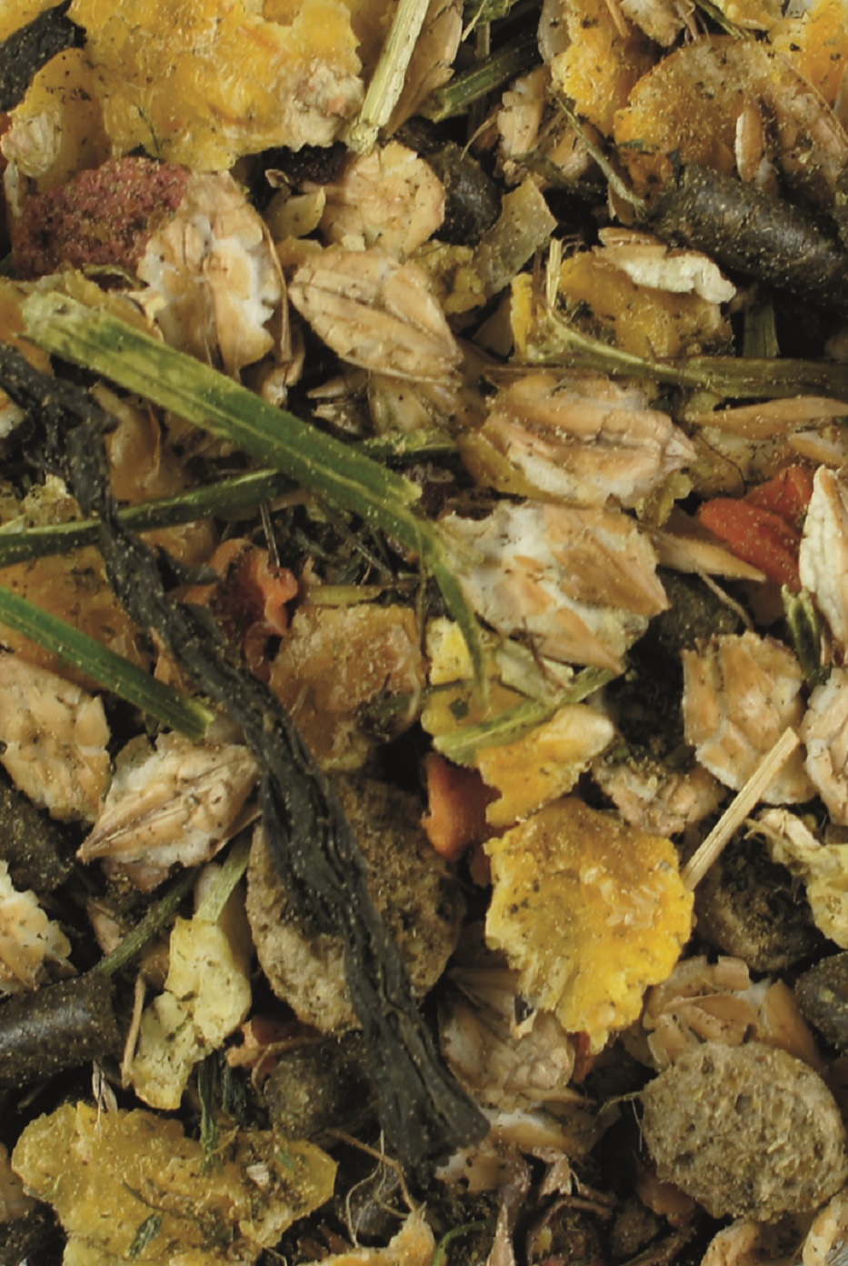 Mischung aus getrockneten Kräutern und Pflanzenmaterialien, überwiegend in Erdtönen.