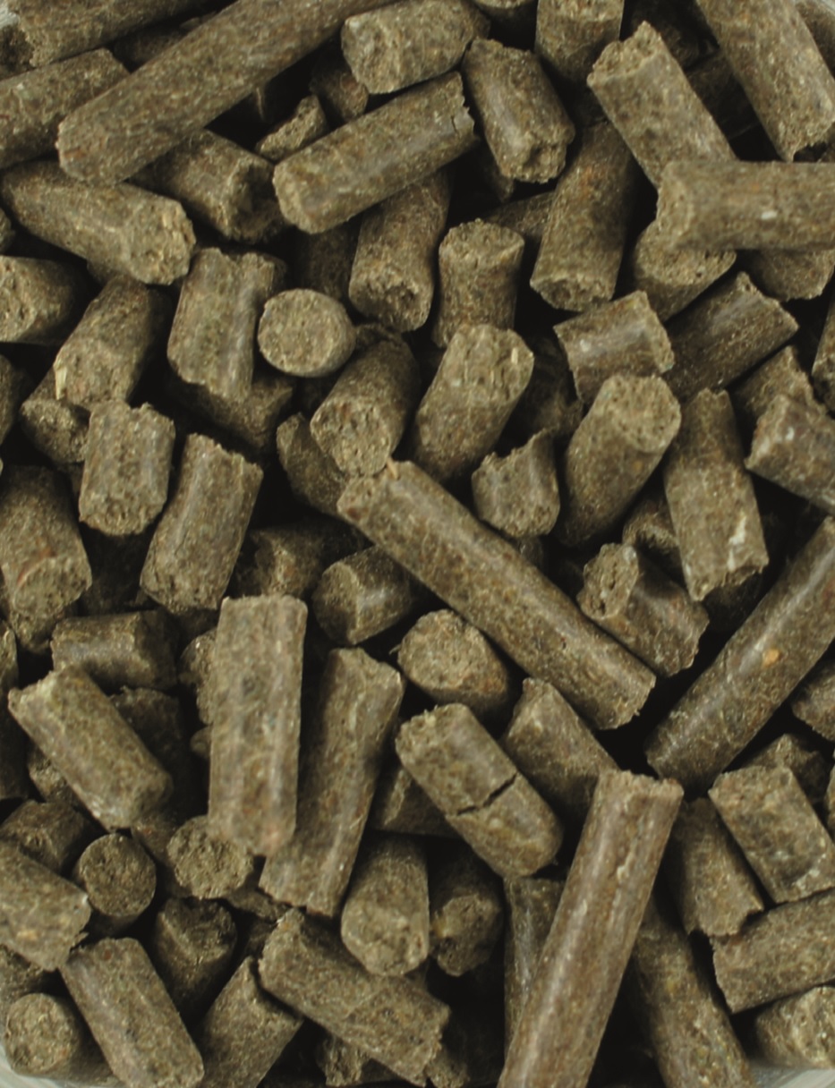 Braune, zylindrische Mineralfutter-Pellets für Pferde, grob gepresst
