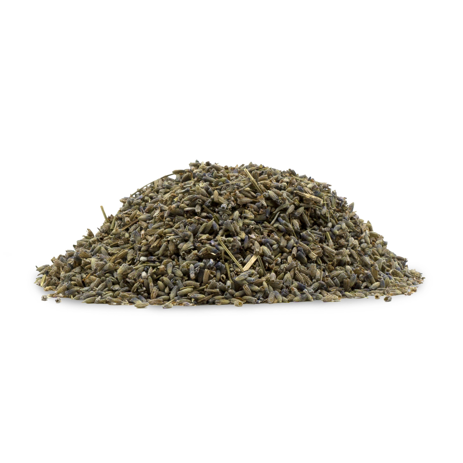 Eine kleine Menge getrockneter Lavendelblüten, grünlich-violett, auf weißem Hintergrund.