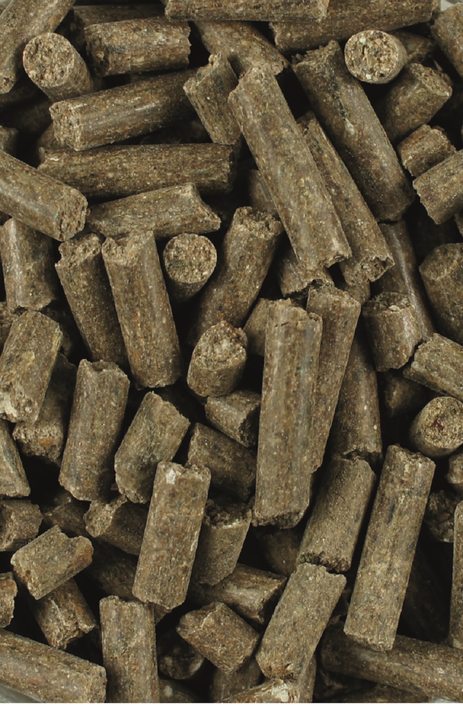 Braune, zylindrische Mineralfutter-Pellets für Pferde, grob gepresst