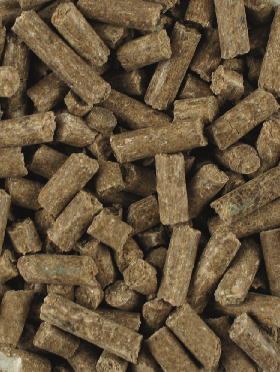 Braune, zylindrische Mineralfutter-Pellets für Pferde, grob gepresst
