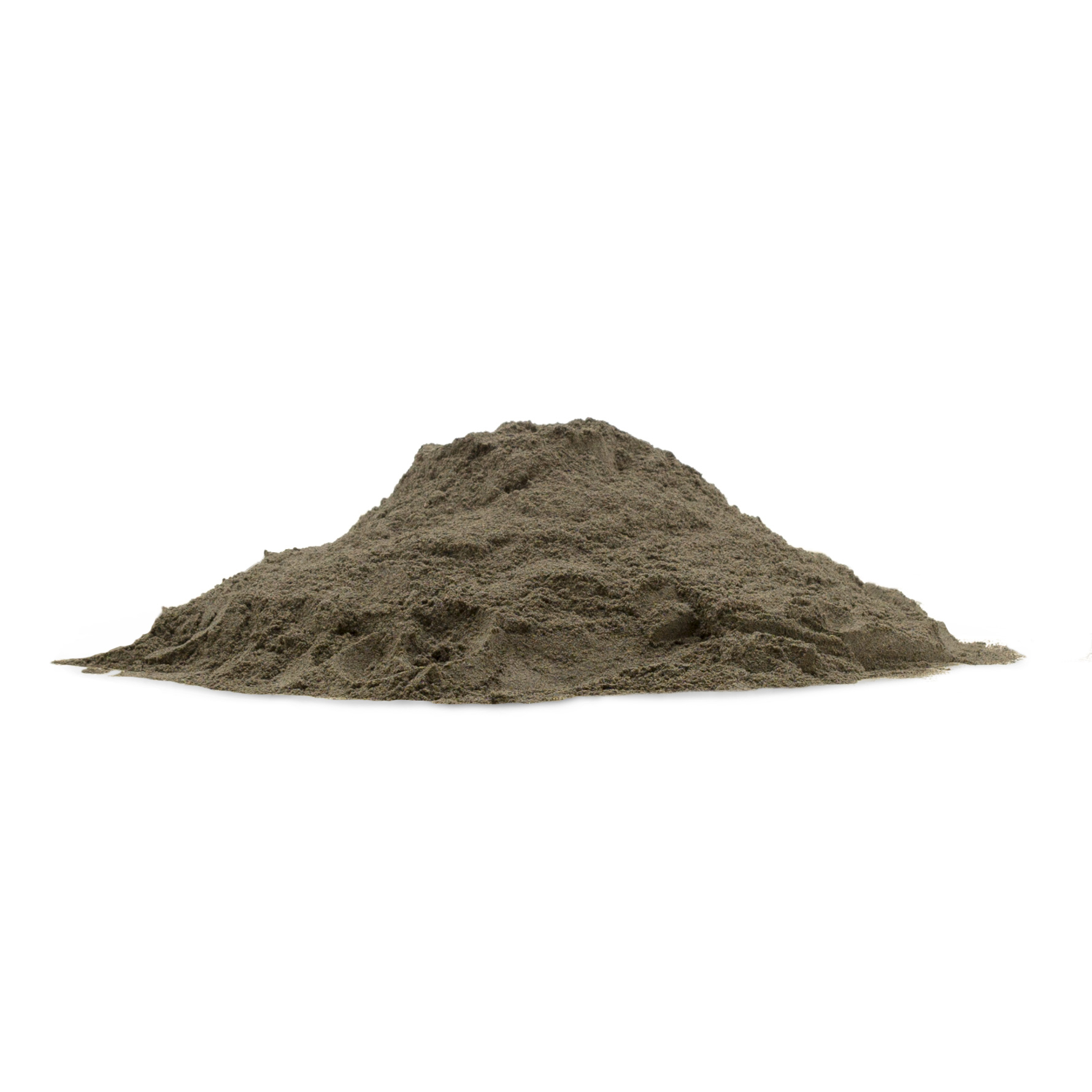 Kleine Menge an gemahlenem Beinwellwurzel, feine Struktur auf weißem Hintergrund.