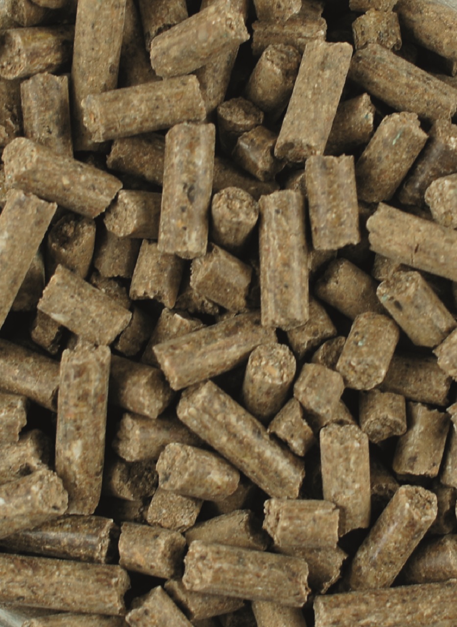 Braune, zylindrische Mineralfutter-Pellets für Pferde, grob gepresst