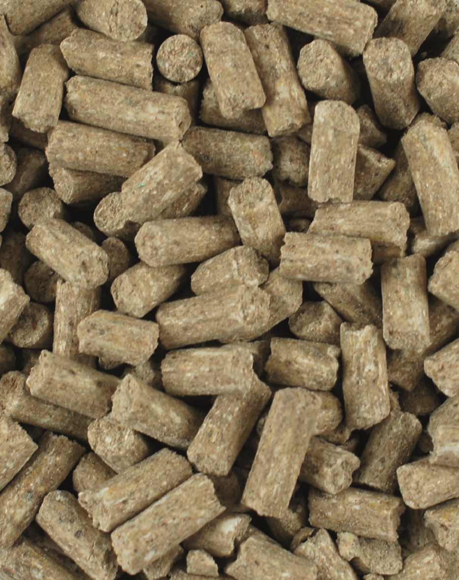 Braune, zylindrische Mineralfutter-Pellets für Pferde, grob gepresst