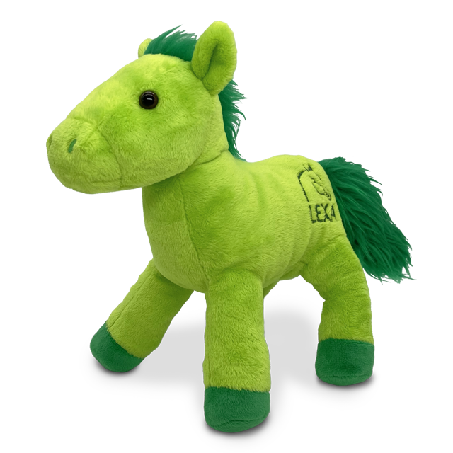 Grünes Plüschpferd mit grüner Mähne und blauen Augen, steht aufrecht.