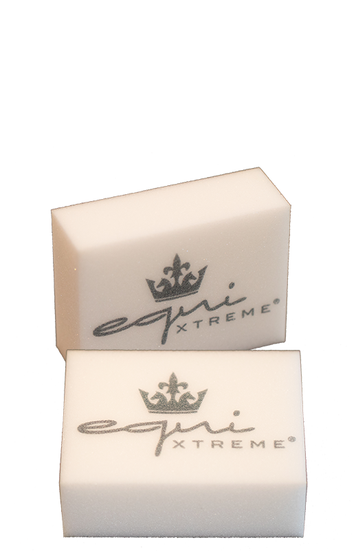 Zwei weiße Schwämme mit dem Logo 'equi Xtreme' und einer Krone.