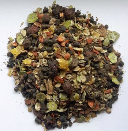 Mischung aus verschiedenen getrockneten Kräutern und Gewürzen in unterschiedlichen Farben und Texturen.