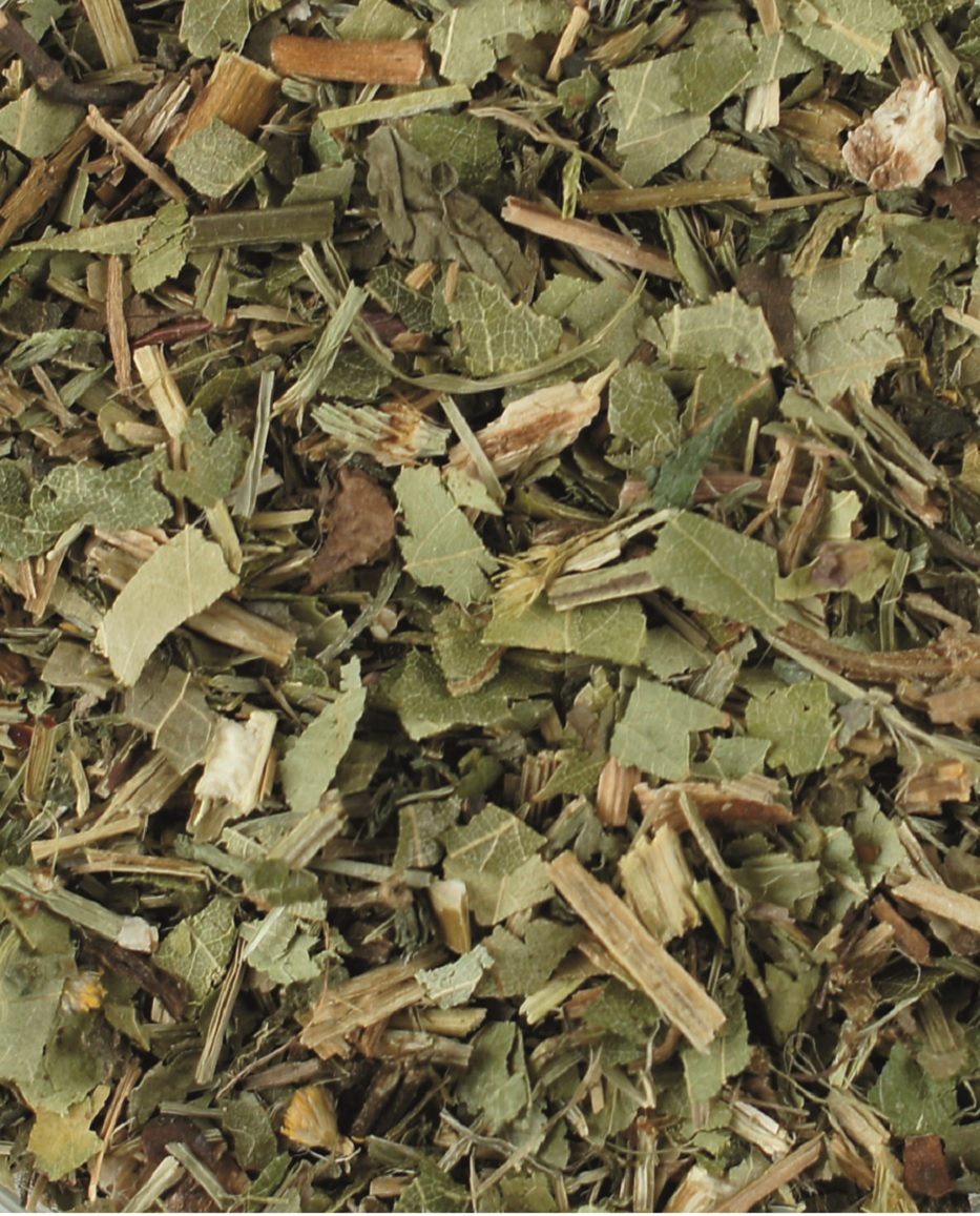 Getrocknete Kräuter, grob gehackt, in verschiedenen Grüntönen.