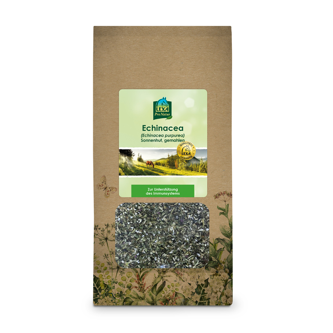 Braune Papiertüte mit Echinacea-Pulver, mit Sichtfenster und mit grünem Etikett. Kräuterillustrationen am Rand der Verpackung.