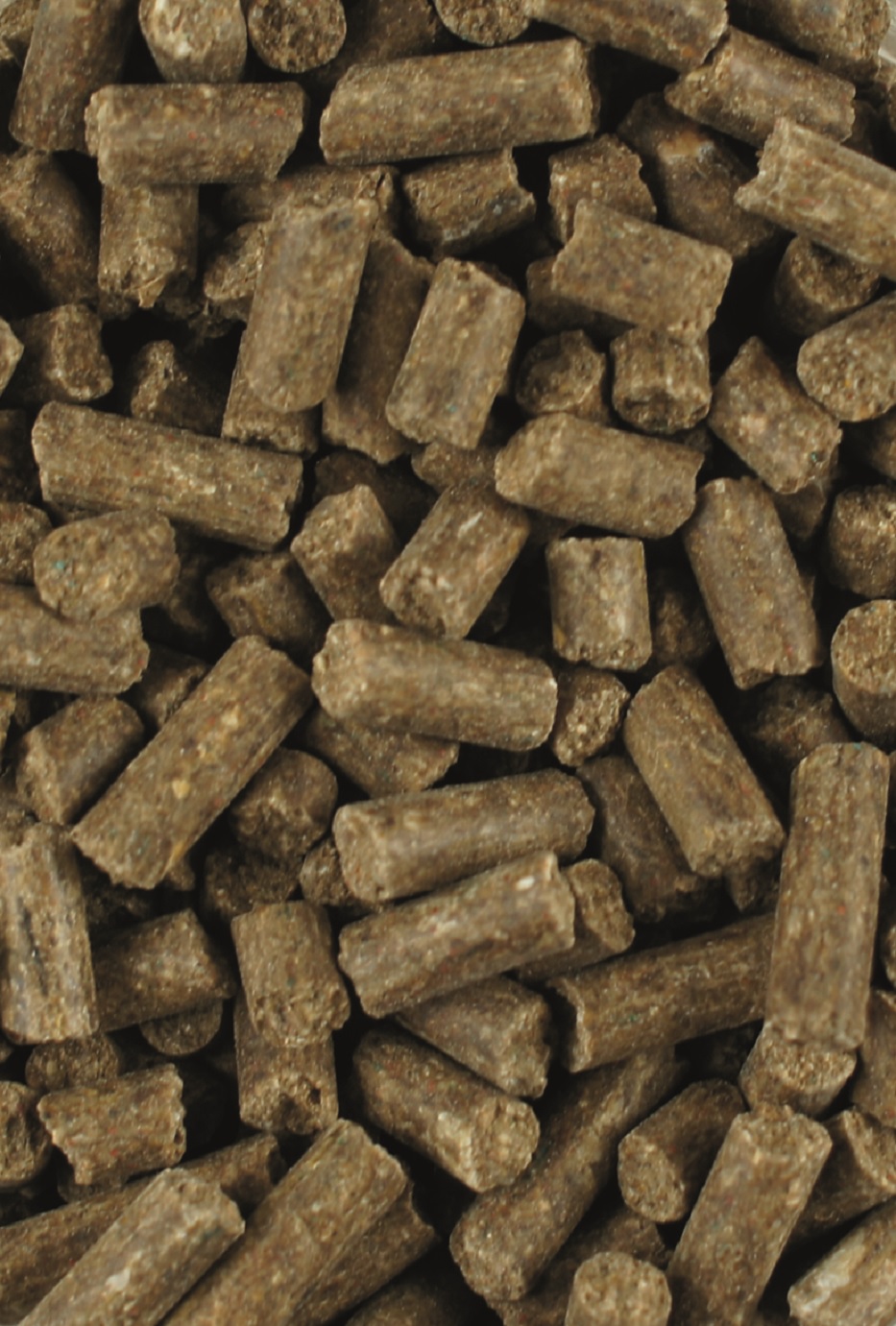 Braune, zylindrische Mineralfutter-Pellets für Pferde, grob gepresst