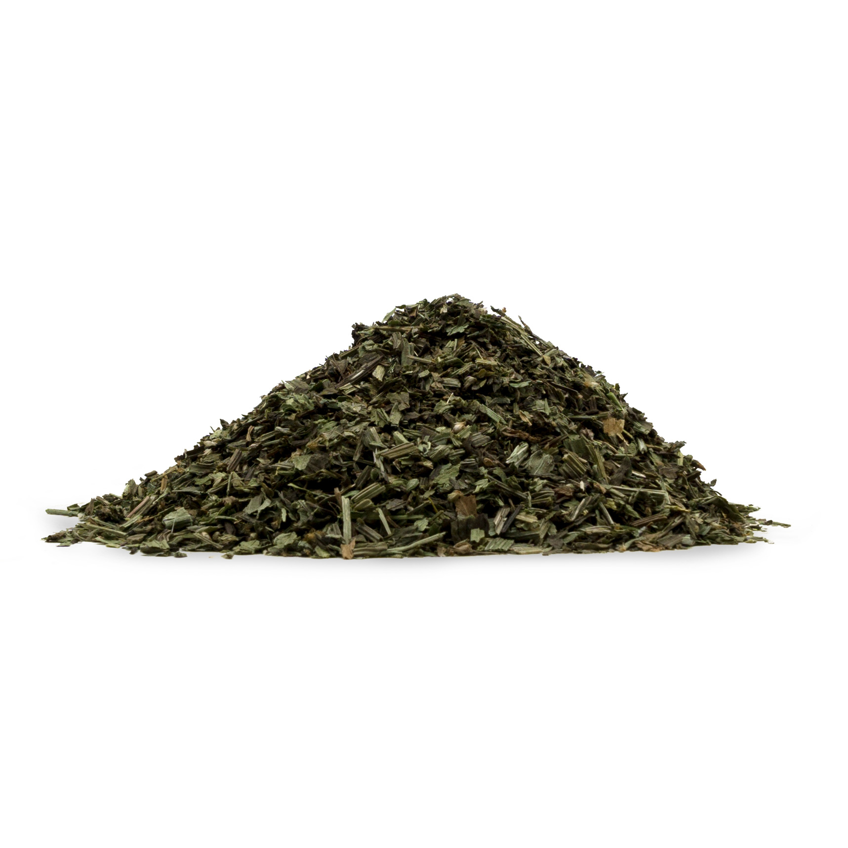 Kleine Menge getrockneter Spitzwegerichblätter, grün und fein gehackt, auf weißem Hintergrund.