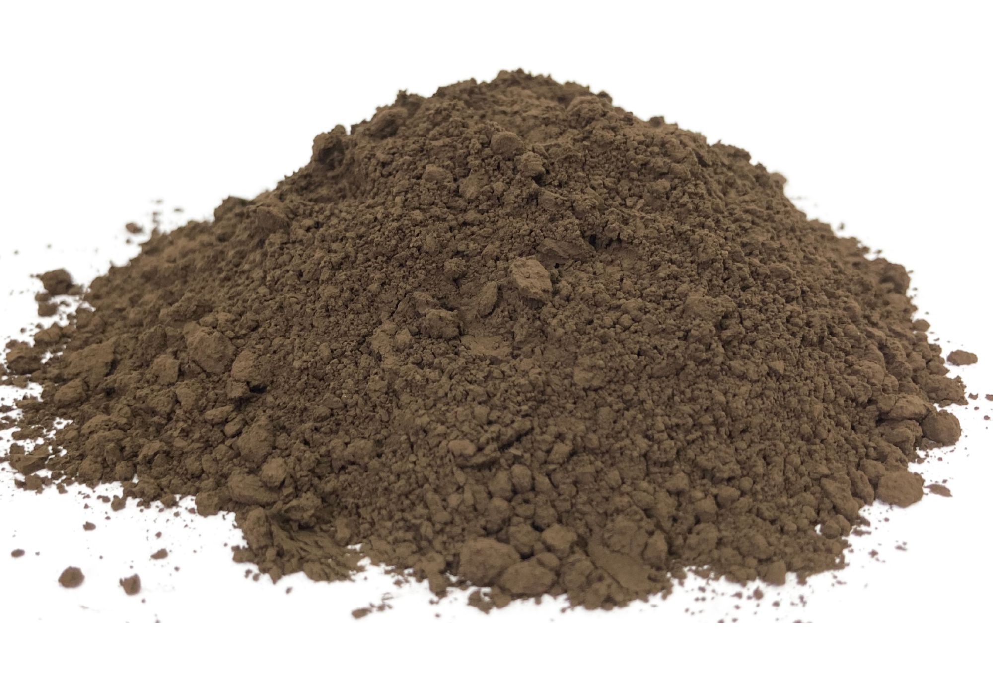 Braunes Pulver, welches feines gemahlenes Moorpulver darstellt auf weißem Hintergrund.