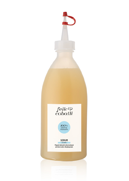 Flasche mit Serum von Felic Caballi, 100% natürliche Inhaltsstoffe, beige Flüssigkeit in einer transparenten Flasche.