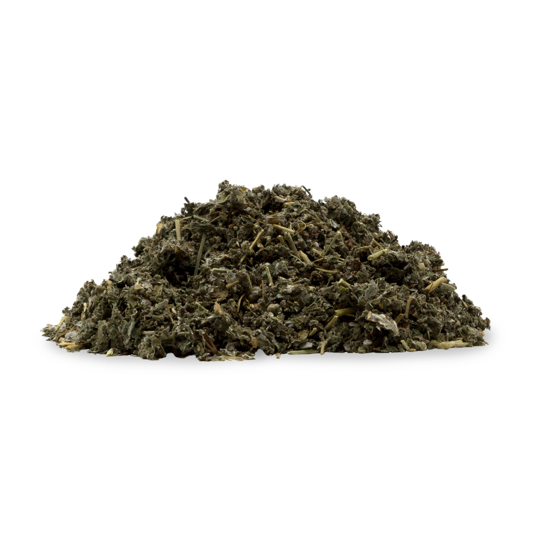 Eine kleine Menge getrockneter Himbeerblätter, dunkelgrün und grob zerkleinert.