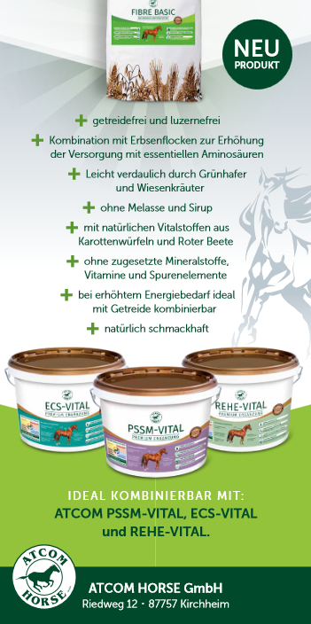 Drei Behälter mit Pferdefutter von ATCOM HORSE, die verschiedene Produkte wie REHE-BASIC, ECS-VITAL und PSSM-VITAL zeigen. Informationen über Inhaltsstoffe und Vorteile sind auf dem Bild zu sehen.