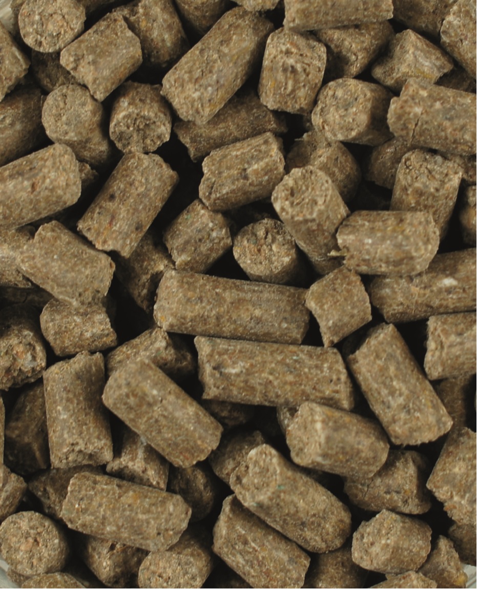 Braune, zylindrische Mineralfutter-Pellets für Pferde, grob gepresst
