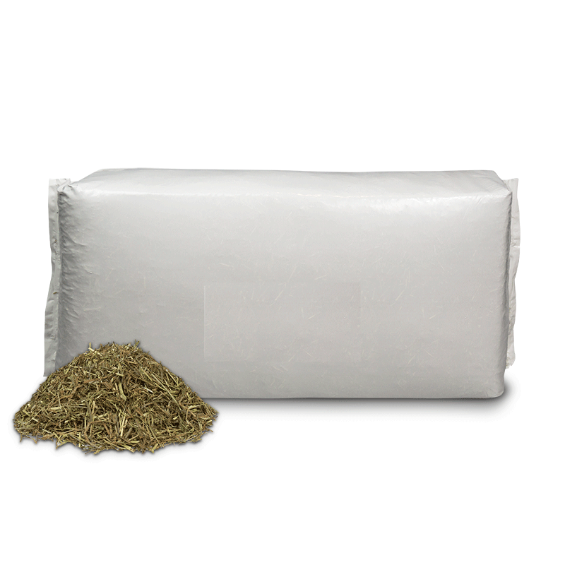 Ein großer, weißer Heuballen mit einer kleinen Menge Heu davor.