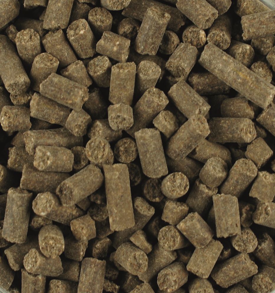 Braune Pellets aus komprimiertem Material, gleichmäßig geformt und in verschiedenen Größen.