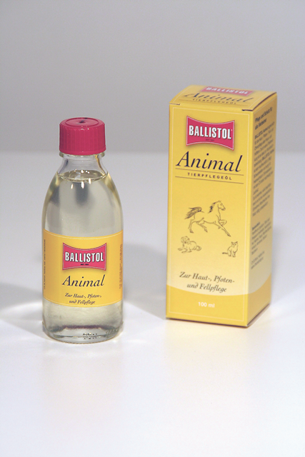 Flasche mit Ballistol Animal Tierpflegeöl und Verpackung, gelb mit rosa Kappe.