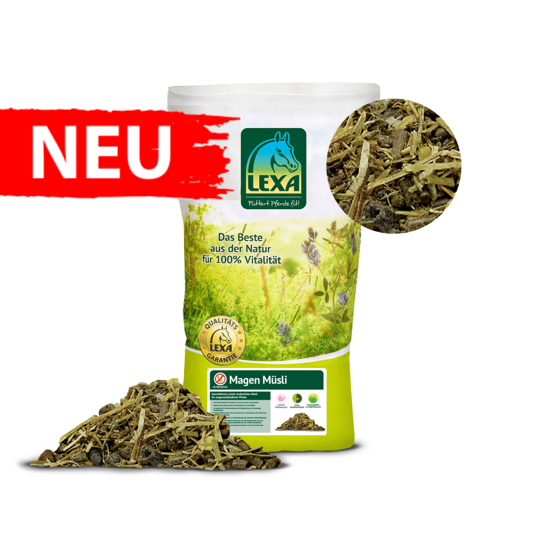 LEXA Magen Müsli für Pferde, grüne Verpackung mit Logo, daneben eine Portion Müsli. Und einer roten Banderole mit der Aufschrift "NEU"