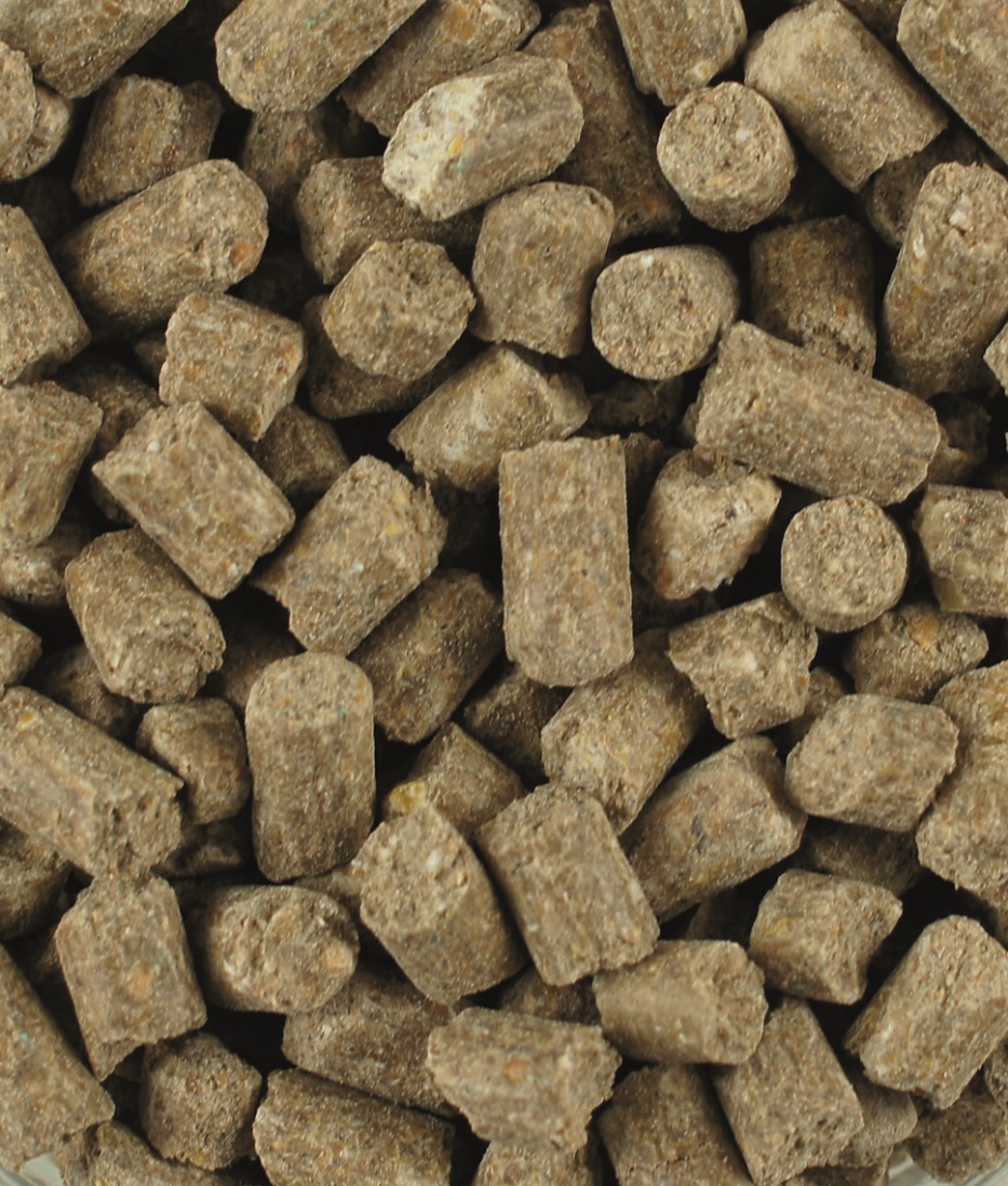 Braune, zylindrische Mineralfutter-Pellets für Pferde, grob gepresst
