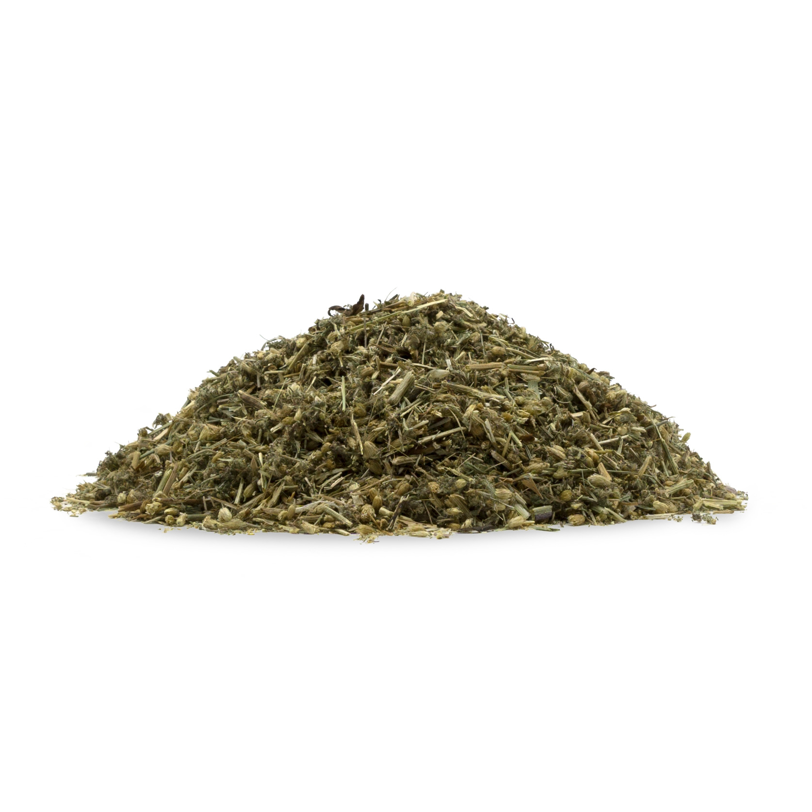 Eine kleine Menge an getrocknetem Schafgarbenkraut, grün und fein zerkleinert auf weißem Hintergrund.