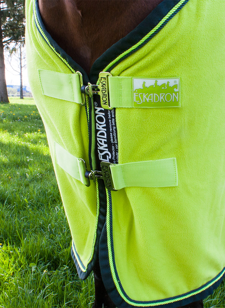 Leuchtend gelbes Pferdedecke von Eskadron mit zwei Schnallen und Logo.